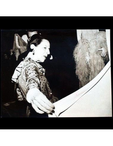 Diana Vreeland posant devant une robe du soir de Madeleine Vionnet à l’exposition Inventive Clothes en 1973 en linge