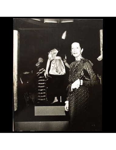 Diana Vreeland posant devant la robe Sorbet de Paul Poiret à l’exposition Inventive Clothes en 1973 acheter