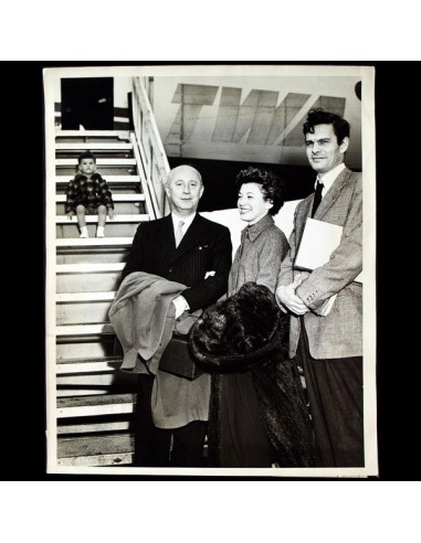 Christian Dior et l'acteur Louis Jourdan et sa famille à New-York (circa 1950) les ctes