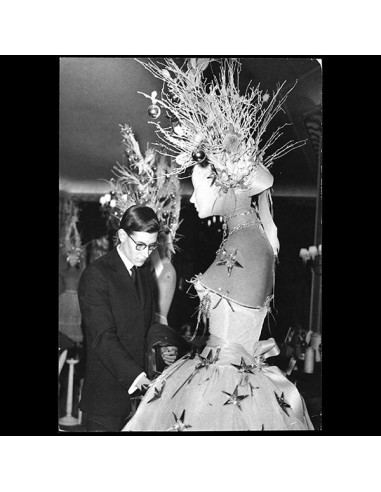 Yves Saint-Laurent préparant les mannequins de noël de la maison Dior (1957) En savoir plus