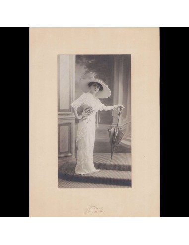 Portrait d'une Elégante au grand chapeau, photographie de Femina (circa 1910) ouvre sa boutique