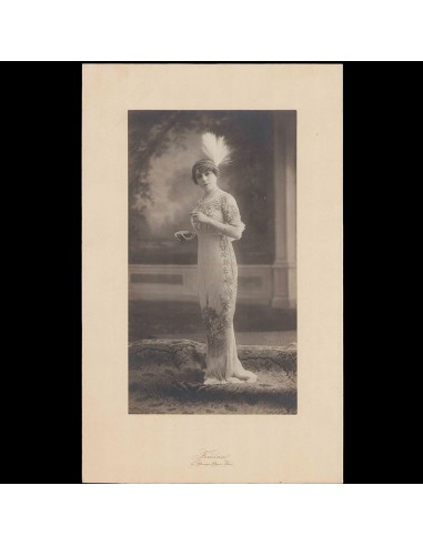 Portrait d'une Elégante en robe brodée, photographie de Femina (circa 1910) à prix réduit toute l'année